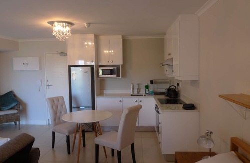 Claremont Apartment | Neat Modern Studio in Safe Complex in the Heart of Claremont