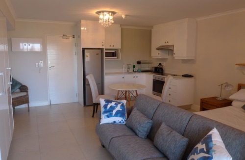 Claremont Apartment | Neat Modern Studio in Safe Complex in the Heart of Claremont