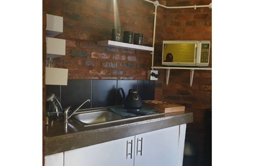 Downtown Johannesburg Apartment | Neat over-night stay apartment in vibey Maboneng