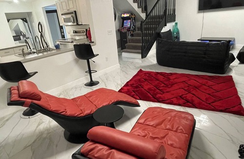 Bay Crest Park House | New 3BDR/3BA Home – 10 mins to Airport & Stadium