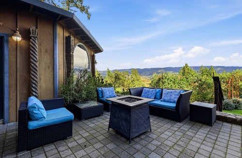 Geyserville Villa | NEW! Adventure Alexander Valley Lodge with Pool & Hot tub