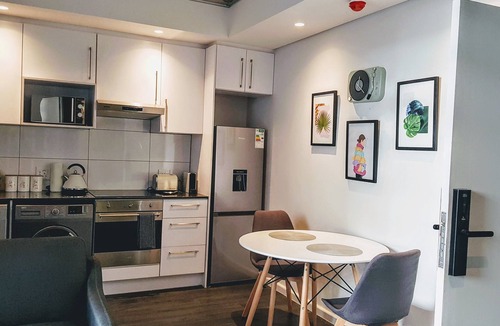 Cape Town City Centre Apartment | ⭐NEW⭐Central | Uncapped Wifi | Pool | Gym | Free Parking | Security Guards