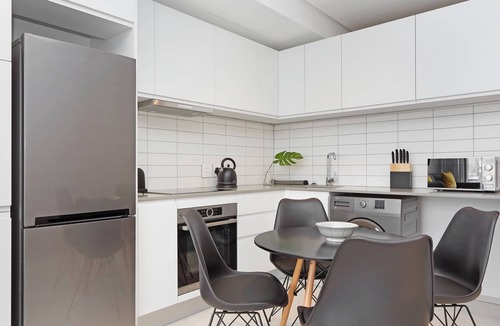 Bo'Kaap Apartment | New De Waterkant Apartment with Mountain Views
