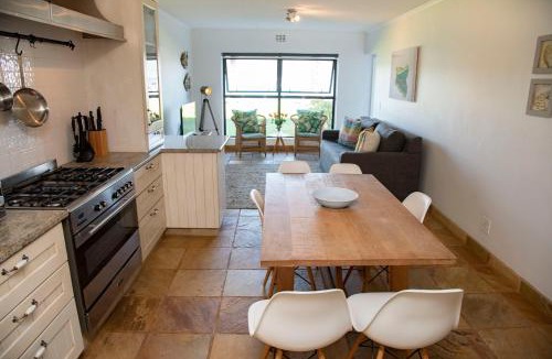 Knysna Central Apartment | NEW LISTING - 4 Laguna Grove - Life On The Water