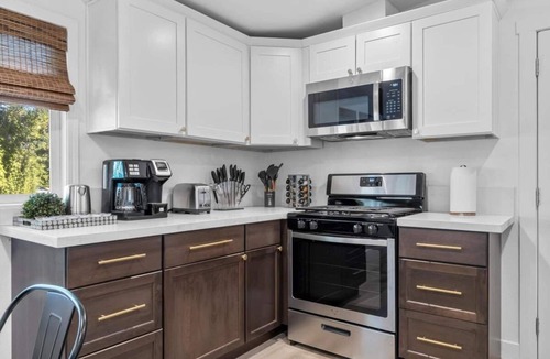 Sacramento House | NEW - Modern Boho Vibes - Fun Backyard - Hot Tub - Min to DT