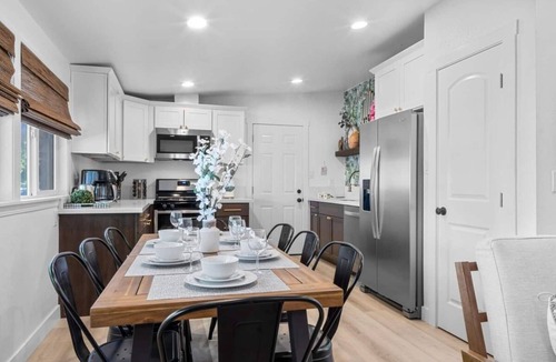 Sacramento House | NEW - Modern Boho Vibes - Fun Backyard - Hot Tub - Min to DT