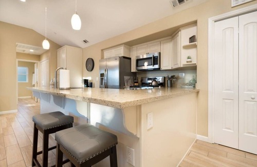 Folsom House | New Sunset Loft Guest House-Old Folsom-Kind Bed