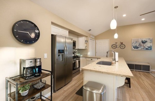 Folsom House | New Sunset Loft Guest House-Old Folsom-Kind Bed
