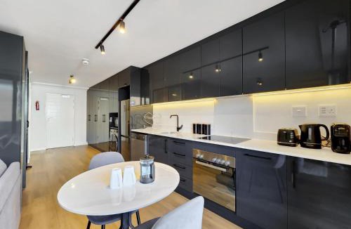 Claremont Apartment | Newlands Peak Modern 1BR - Pool Gym Workspaces