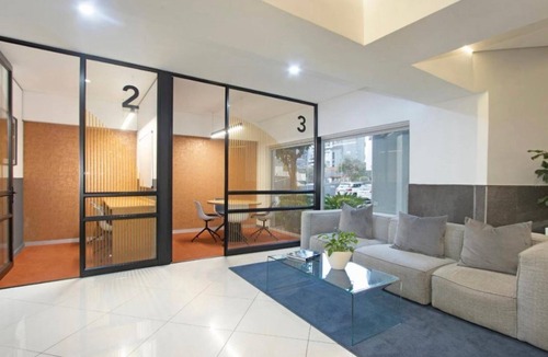Greater Johannesburg Metropolitan Area Apartment | Newley refurbished apartment just a short stroll away from Rosebank Mall!