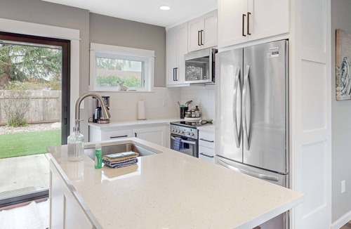 Florence House | Newly built home with hot tub & great backyard - walk to the river, Old Town