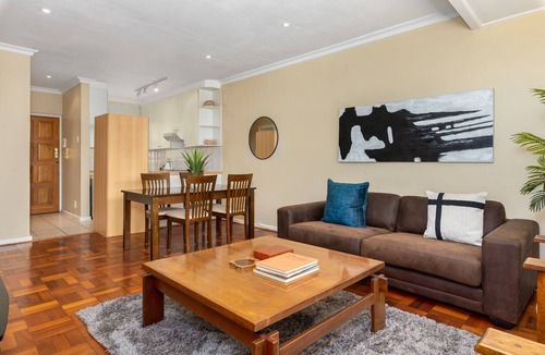 Three Anchor Bay Apartment | Newly Refurbished Apartment| Wifi | Netflix | DSTV