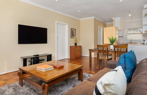 Three Anchor Bay Apartment | Newly Refurbished Apartment| Wifi | Netflix | DSTV