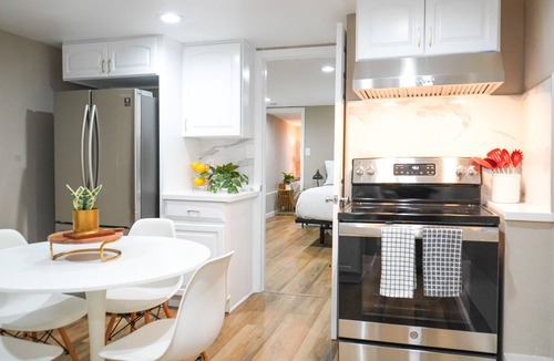 Longfellow House | Newly Remodeled cozy 1 bedroom unit close to Public transportation , BART, & SF