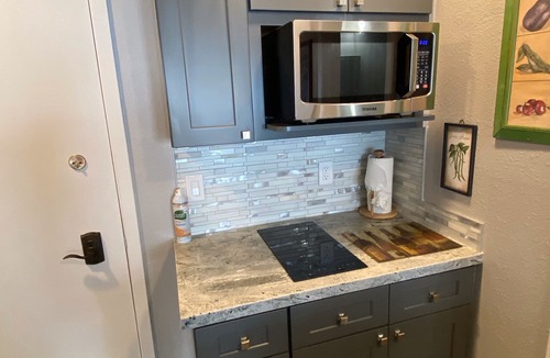 Truckee Apartment | Newly Remodeled Ski in Ski Out Cabinette