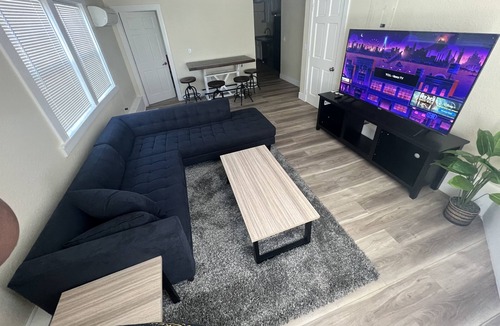 North Oak Park Apartment | Newly Remodeled Victorian Triplex 2B/1Ba 10min from downtown Sac w/private patio
