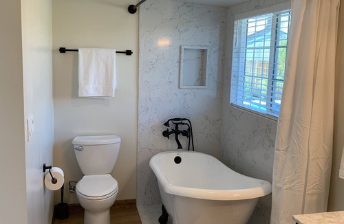 Live Oak Cottage | Newly renovated private Cottage with pool and hottub! 5 min to beach!