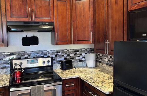 East Palo Alto Apartment | Nice one bedroom apartment for short getaways or temporary housing w/fast WiFi