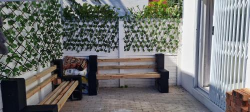 Rondebosch Apartment | Oasis - Renovated - Queen extra length bed apartment