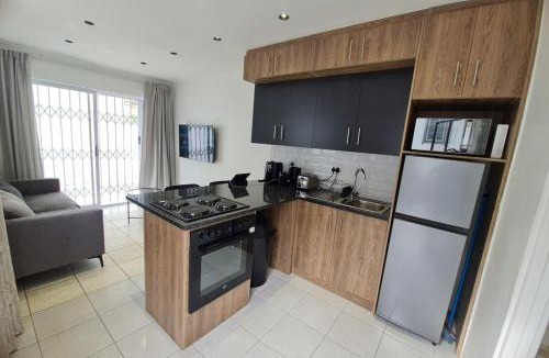 Rondebosch Apartment | Oasis - Renovated - Queen extra length bed apartment
