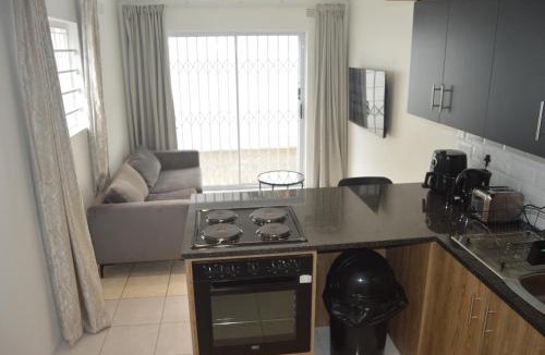 Rondebosch Apartment | Oasis - Renovated - Queen extra length bed apartment