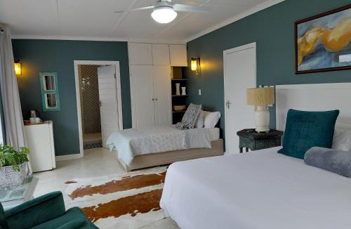 Umhlali Beach House | Ocean Blue Suite - Villa Roc Guesthouse