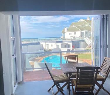 Pollok Beach Apartment | Ocean Breeze