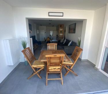 Pollok Beach Apartment | Ocean Breeze
