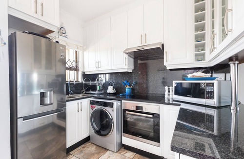 Winklespruit Apartment | Ocean View Escape 2-bedroom apartment in Kingsburgh with AC and Private Rooftop