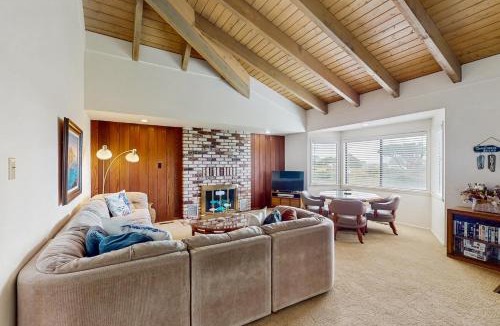 Fort Bragg House | Ocean-View Manor with Large Yard Walk to Beach