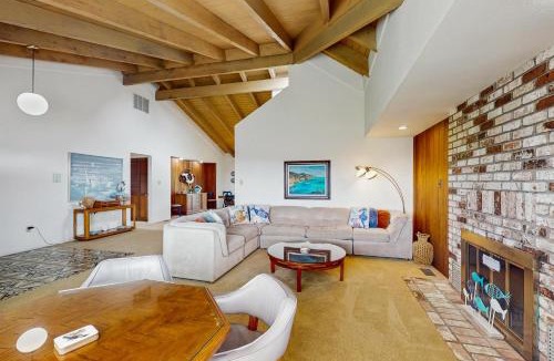 Fort Bragg House | Ocean-View Manor with Large Yard Walk to Beach