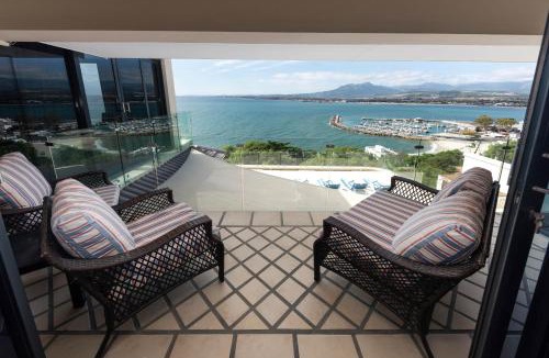 Mountainside Apartment | 'Ocean Views', Modern, Spacious Home, 3 En-suite Bedrooms