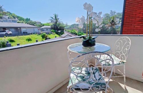 Umdloti Apartment | Ocean Waves Umdloti 2 Adults & 1 Child