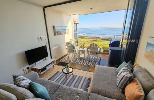 Durban Point Apartment | OCEAN WHISPER I - Back up power, 2 Adults & 2 Kids, Sea facing