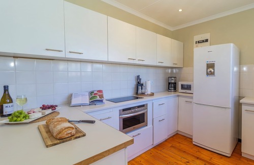De Kelders House | Oceanfront bungalow 3 br 2ba WiFi, fireplace, modern kitchen, Solar with backup