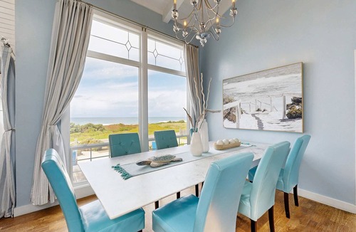 Fort Bragg House | Oceanfront Home with Hot Tub, Beach Access, Deck