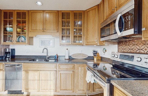 Bodega Bay Cottage | Oceanside Home Short Walk to Two Beaches w/Free WiFi, Private Hot Tub, & Deck