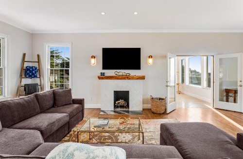 Caspar House | Oceantfront Estate with Luxury Kitchen & Game Room