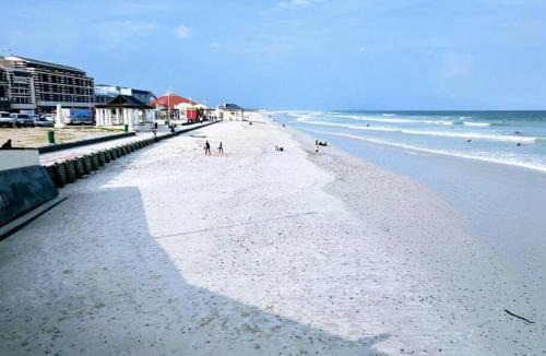 Redhill Apartment | On The Beach at Surfers Corner