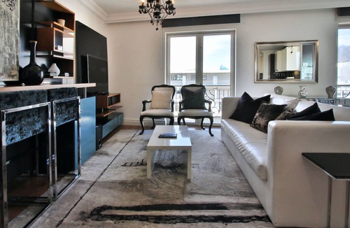 Green Point Apartment | One Bedroom Apartment with Mountain Views
