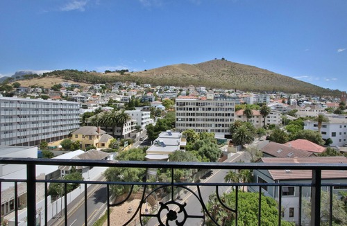 Green Point Apartment | One Bedroom Apartment with Mountain Views