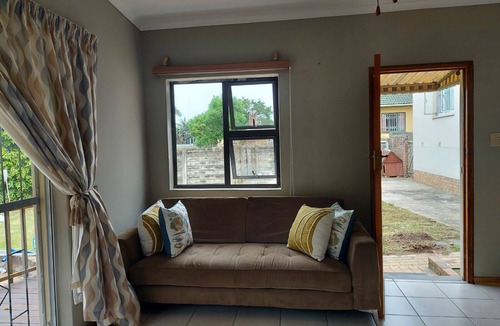 East London Cottage | one bedroom cottage fully equipped kitchen lounge and bathroom, free parkin pool