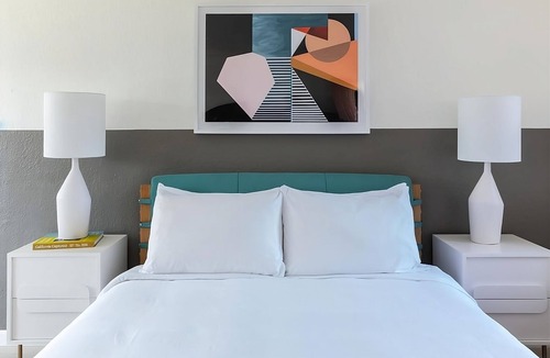 Piedmont Avenue Hotel | One Queen Suite Walking Distance to Downtown Area