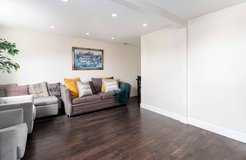 Oakland House | One stop in SF. Free parking and close to everything.