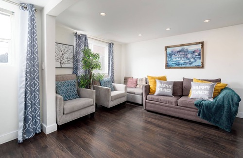 Oakland House | One stop in SF. Free parking and close to everything.