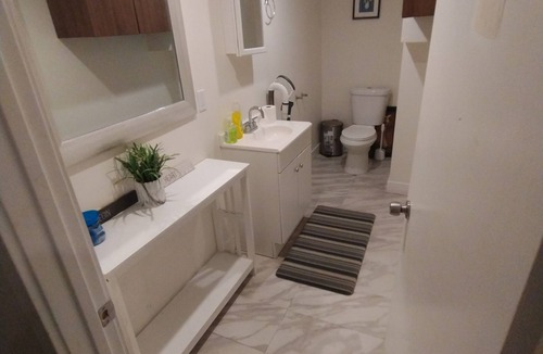 Oakland House | One stop in SF. Free parking and close to everything.