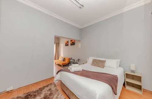 Greater Johannesburg Metropolitan Area Bed & Breakfast | Orange Room