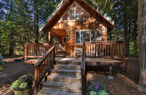 Leavenworth Cabin | Osprey Nest Cabin: Cozy private mountain cabin on the Wenatchee River