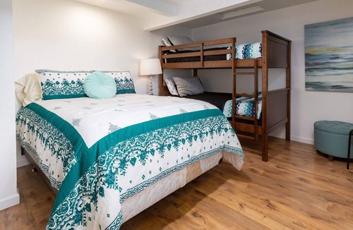 Opal Cliffs House | Palisades Bungalow: Walk to Pleasure Point