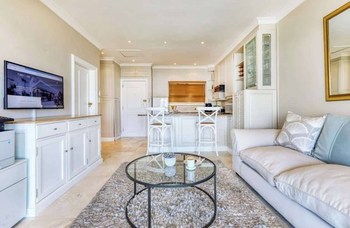 Camps Bay Apartment | Panoramic Apt -Camps Bay, Sea Views, Pool, Parking